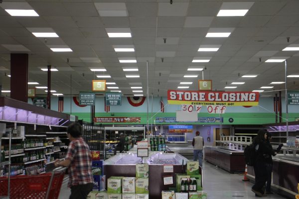 "Store closing" banner displays a discount for all remaining groceries / Photo by Cathy Wu and Emily Chen